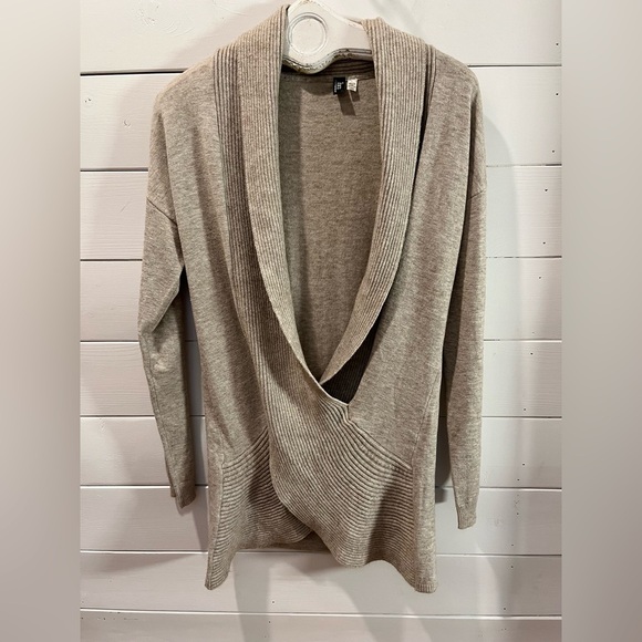 🤎H2 HOLT RENFREW Beige Cross-Over Sweater – Size L - Picture 4 of 10